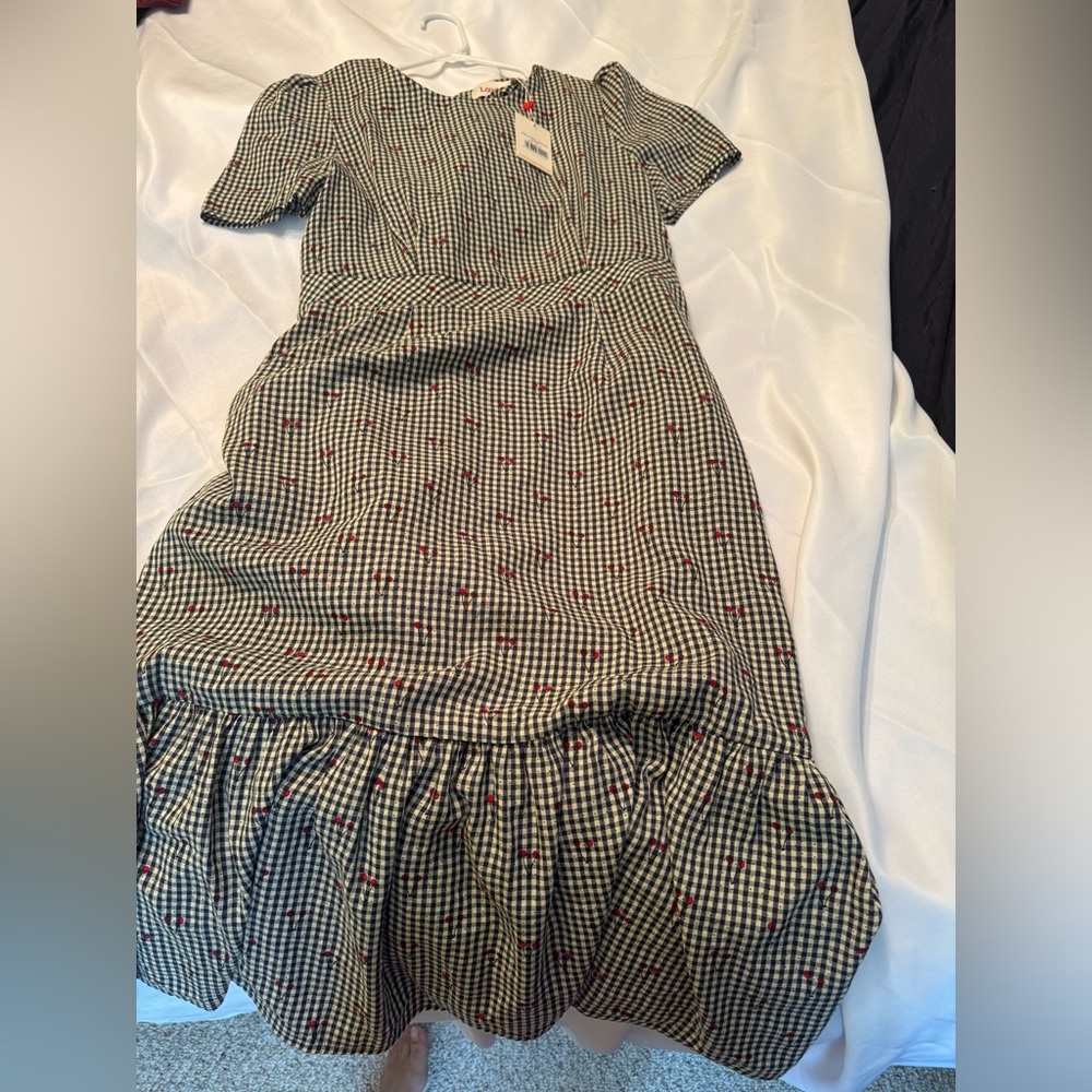 Very flattering dress! Never worn, with tags!